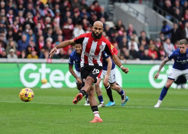 Wes Brown: Mbemo là cầu thủ Ma
